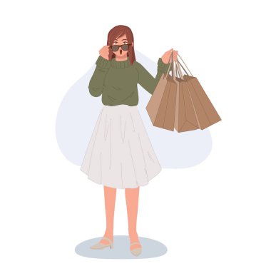 Güneş Gözlüklü Tam Uzunluklu Kadın Alış veriş sezonundan Şok Fiyatına Tepki Veriyor.