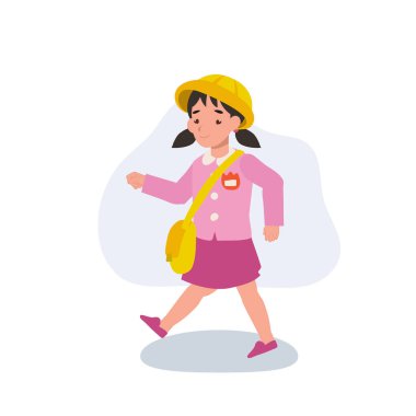 Üniformalı anaokulu çocuğu mutlu yürüyen, neşeli hareketli bir kız.