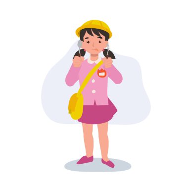 Üniformalı neşeli anaokulu kızı çatal ve kaşıkla yiyor ve neşe veriyor.