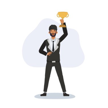 Resmi takım elbiseli gururlu Hintli adam zaferini büyük bir gülümsemeyle altın kupa tutarak kutluyor..