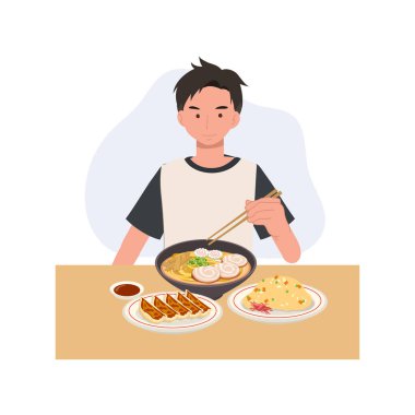 Japon restoranında çubuk çubuklarla domuz etli erişte ve kızarmış pilav yiyen bir adam.