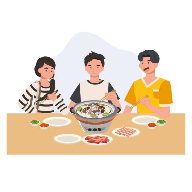 Tayland usulü ızgara moo krata arkadaşlarıyla birlikte akşam yemeğinde ızgara domuz eti ve sebzelerin tadını çıkarıyorlar.