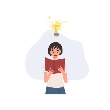 Okul üniformalı kız elinde parlak fikir ampulü ile eğitim başarısını gösteren bir kitap tutuyor. Yaşam tarzı ve akademik yaratıcılık kavramını inceliyor.