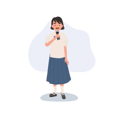 Okul üniformalı kız mikrofon eğitimi öğrencisi sunumuyla konuşuyor.