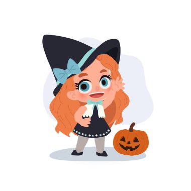 Cadılar bayramı cadısı gibi giyinmiş şirin küçük kız elinde gülümseyen balkabağı Jack o feneriyle duruyor.