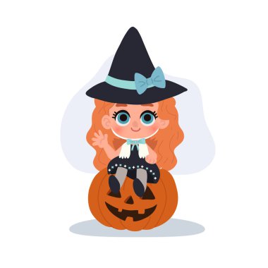 Cadılar Bayramı kostümlü tatlı cadı kız balkabağı kabağı üzerinde oturuyor.