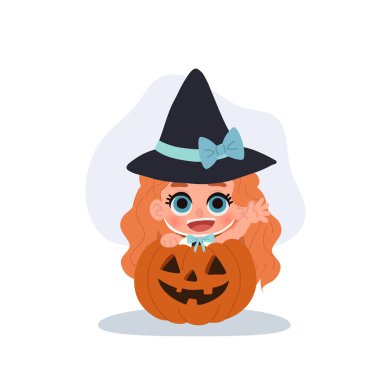 Cadılar bayramı için gülümseyen balkabağı olan cadı kostümlü şirin bir çocuk.