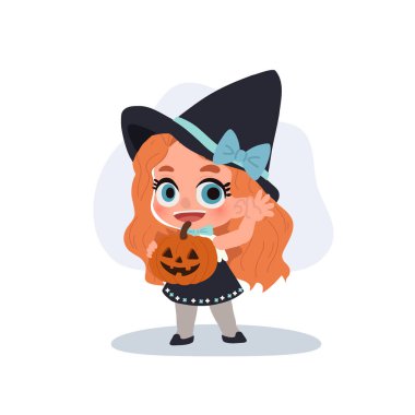 Cadı gibi giyinmiş, balkabağı tutan tatlı bir kız. Cadılar bayramı teması