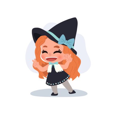 Cadılar bayramı kostümlü gülümseyen cadı kız. Büyük şapkalı, fiyonklu ve çocuksu resimli. Sonbahar tatili boyunca neşe gösteriyor.