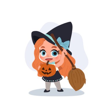 Cadılar bayramı gecesi elinde süpürge ve balkabağı tutan küçük tatlı bir kız.