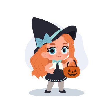 Cadılar bayramı gecesinde elinde bir balkabağı kovası tutan cadı kostümlü şirin küçük bir kız.