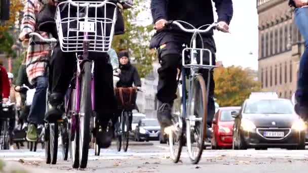 Kodaň Dánsko Bicyclists Riding Andersens Boulevard Downtown — Stock video
