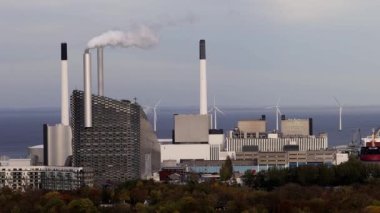 Kopenhag, Danimarka Öresund boğazındaki Kopenhag elektrik santrali ve rüzgar türbinleri İsveç 'e doğru ilerliyor.
