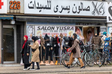 Kopenhag, Danimarka Orta Doğulu peçeli kadınlar Norrebro 'da bir mağazanın önünden geçerek ortadoğulu kadın kıyafetleri satıyor..