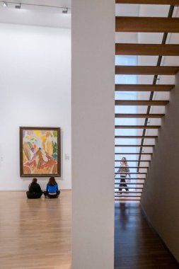 Kopenhag, Danimarka Ulusal Sanat Müzesi 'ni ziyaret eden insanlar