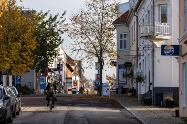 Fredensborg, Danimarka, küçük Fredensborg şehrinin ana caddesinde bir bisikletçi..