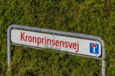 Fredensborg, Danimarka, Kronprinsensvej ya da Veliaht Prensin Yolu yazan bir tabela..