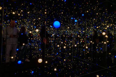 Kopenhag Danimarkalıları Louisiana Modern Sanatlar Müzesi 'nde Yasoi Kusama kurulumunda ziyaret ediyor..