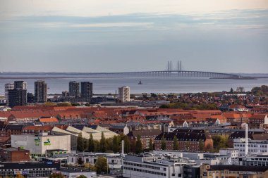 Kopenhag, Danimarka Şehir silueti ve İsveç Öresund Köprüsü manzarası.