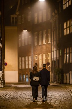 Kopenhag, Danimarka. Magstraede 'de yürüyen bir çift..