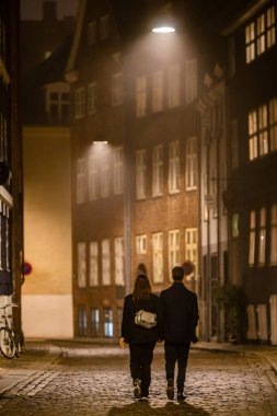 Kopenhag, Danimarka. Magstraede 'de yürüyen bir çift..