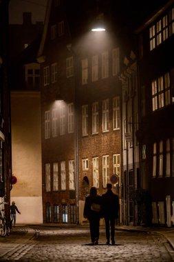 Kopenhag, Danimarka. Magstraede 'de yürüyen bir çift..