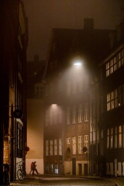 Kopenhag, Danimarka Şehir merkezinde Magstraede üzerinde yürüyen insanlar.