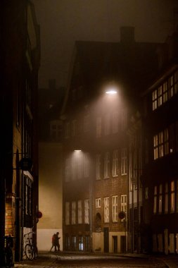 Kopenhag, Danimarka Şehir merkezinde Magstraede üzerinde yürüyen insanlar.