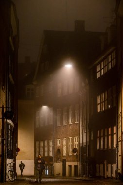 Kopenhag, Danimarka Şehir merkezinde Magstraede üzerinde yürüyen insanlar.