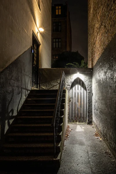 Copenhague Dinamarca Callejón Oscuro Con Escalera Una Puerta Vesterbrogade — Foto de Stock
