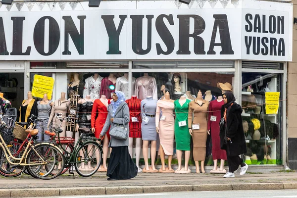 丹麦哥本哈根 一名身穿面纱的中东妇女走在Norrebro的一家商店旁 这家商店出售中东妇女的服装 — 图库照片
