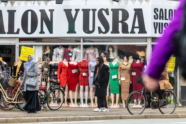 丹麦哥本哈根 一名身穿面纱的中东妇女走在Norrebro的一家商店旁 这家商店出售中东妇女的服装 — 图库照片
