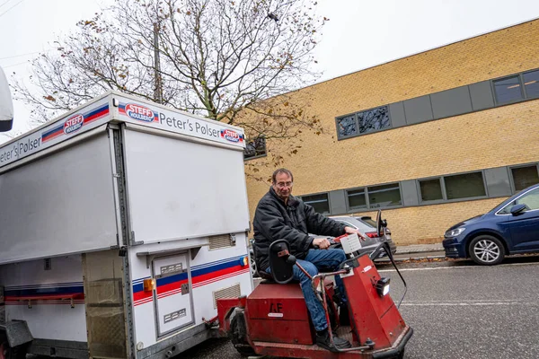 Kopenhaga Dania Mężczyzna Ciągnie Ulicę Mały Wagon Hot Dogami Małym — Zdjęcie stockowe