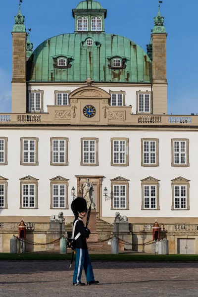 Fredensborg Denmark Pengawal Kerajaan Berbaris Halaman Istana Fredensborg Kediaman Musim — Stok Foto