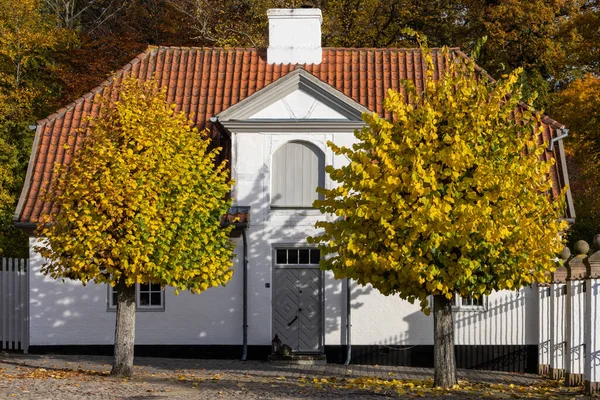 Fredensborg Danemark Une Petite Maison Des Couleurs Autuimn Sur Terrain — Photo