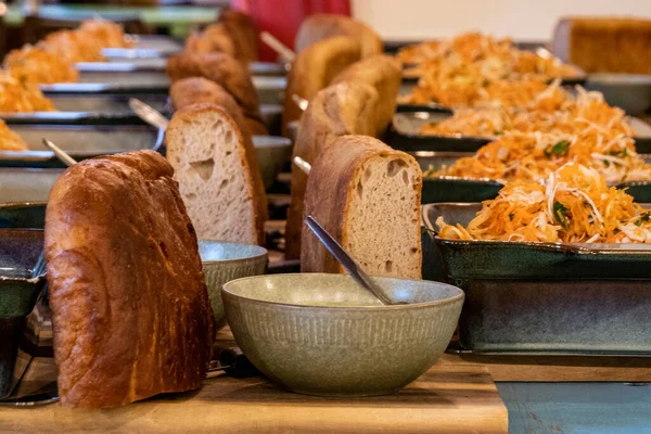 丹麦哥本哈根一家餐馆为晚餐准备了面包 凉拌菜和绿酱油 — 图库照片