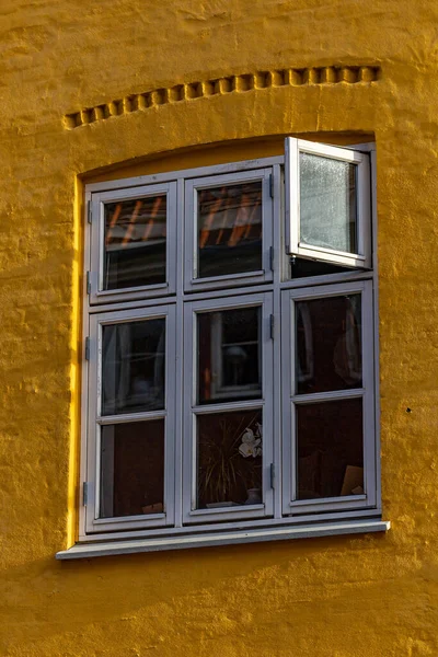Copenhague Danemark Une Fenêtre Ouverte Sur Une Façade Jaune Christianshavn — Photo