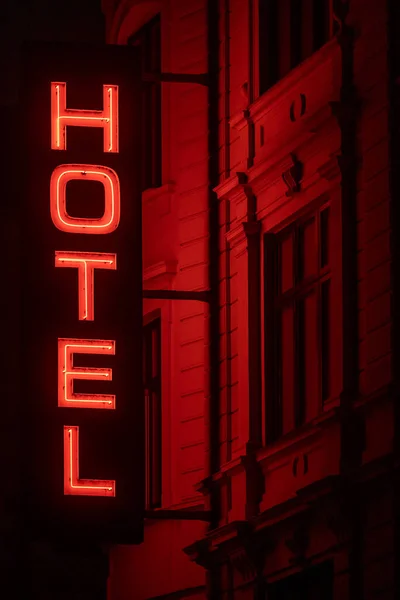 丹麦哥本哈根霓虹灯的红色酒店标志 — 图库照片