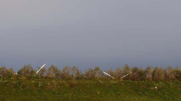 丹麦哥本哈根近海风力涡轮机的叶片在青山之上突起并旋转 — 图库视频影像