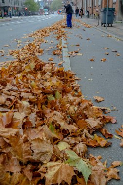 Kopenhag, Danimarka 'da bir belediye işçisi Vesterbro' daki bisiklet yolundan para toplamak için ayrılıyor..