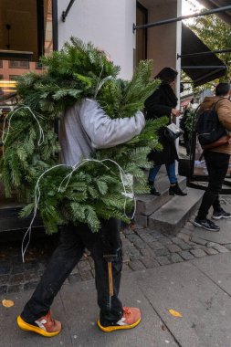 Kopenhag, Danimarka 'da bir adam büyük bir Noel çelengi taşıyor..
