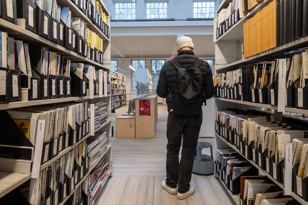 Копенгаген Данія Молодий Чоловік Читає Книжки Публічній Бібліотеці — стокове фото
