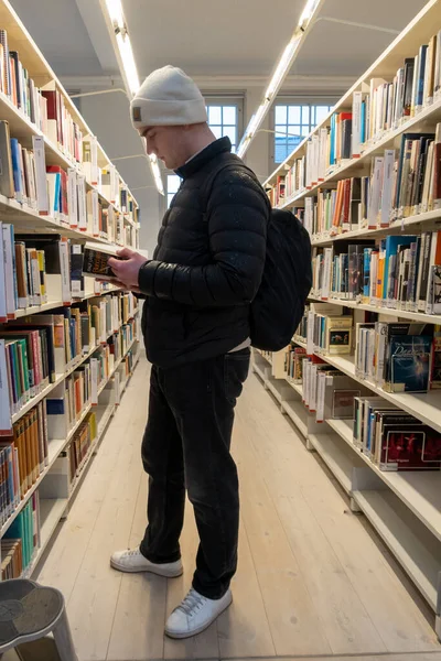Kopenhagen Denemarken Een Jonge Man Bladert Boeken Een Openbare Bibliotheek — Stockfoto