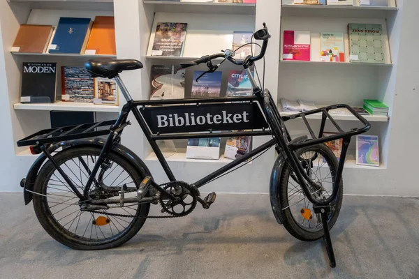 Kopenhaga Dania Rower Jest Zaparkowany Bibliotece Publicznej Obok Regału — Zdjęcie stockowe