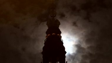 Kopenhag, Danimarka Christiansborg Sarayı üzerinde bulutlu bir ay yükselişi.
