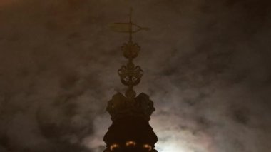 Kopenhag, Danimarka Christiansborg Sarayı üzerinde bulutlu bir ay yükselişi.