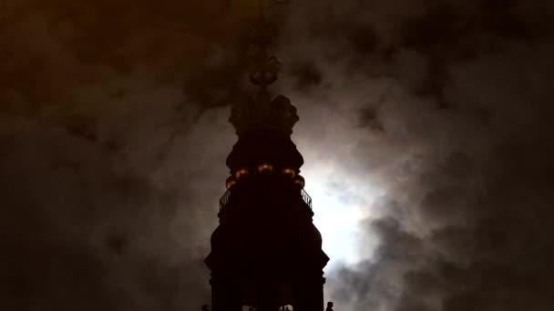 コペンハーゲン デンマーク クリスチャンボーグ宮殿の尖塔の上に曇りの月が昇る — ストック動画