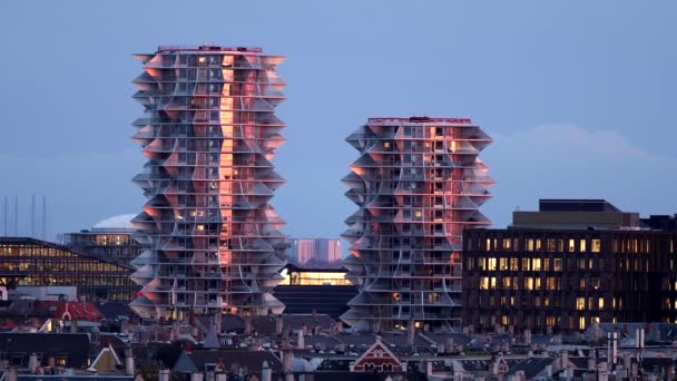 デンマーク コペンハーゲンBjarke Ingels Groupによって設計された新しい住宅団地 またはBigサボテンタワーとして知られている建物の上の夕日の景色 — ストック動画