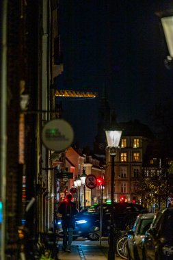 Kopenhag, Danimarka Frederiksholms Kanalı 'nda gece vakti yürüyen bir adam.