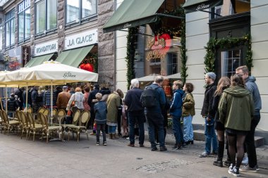 Kopenhag, Danimarka İnsanlar La Glace 'da bir masa için sıraya giriyor, tarihi bir pastane..